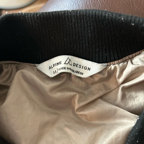 Women’s Alpine Design Vest Size M- worn a couple of times. Cinches at the bottom - Picture 3 of 3